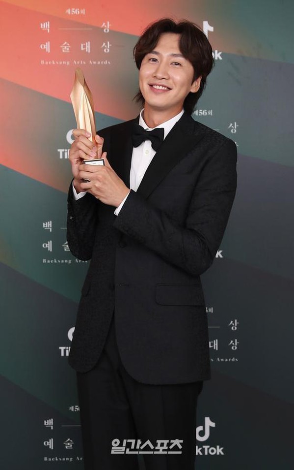  
Nam diễn viên xuất sắc giành giải Nam diễn viên phụ xuất sắc nhất (Ảnh: Koreaboo)