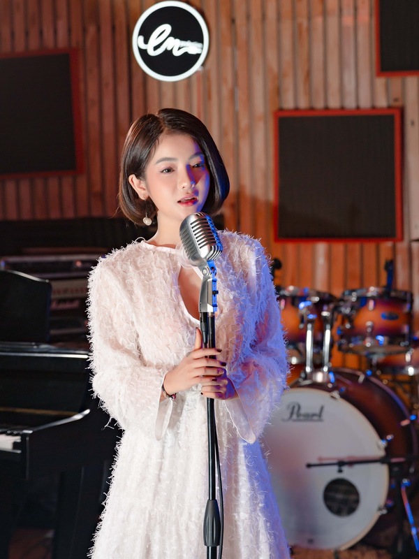  
"Cướp đi cả thế giới" là sản phẩm âm nhạc đầu tiên của Bảo Yến Rosie sau khi rời cuộc thi Giọng Hát Việt 2019