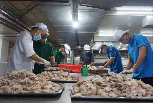  
Một nhà hàng nấu mỗi ngày gần 1.000 suất cơm miễn phí để chuyển đến các y bác sĩ Bệnh viện Đà Nẵng. (Ảnh: Vietnamnet)