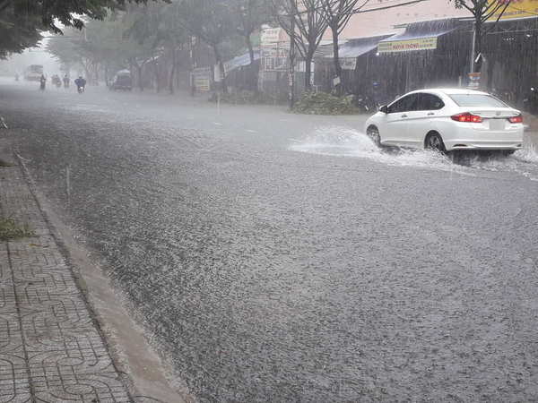     
Mưa lớn gây ngập lụt trên đường phố (Ảnh: Dân trí)