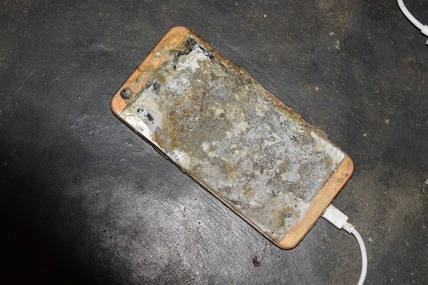          
Hình ảnh một chiếc điện thoại sau khi phát nổ vì chủ nhân vừa sử dụng vừa sạc pin. (Ảnh: Dân Trí)