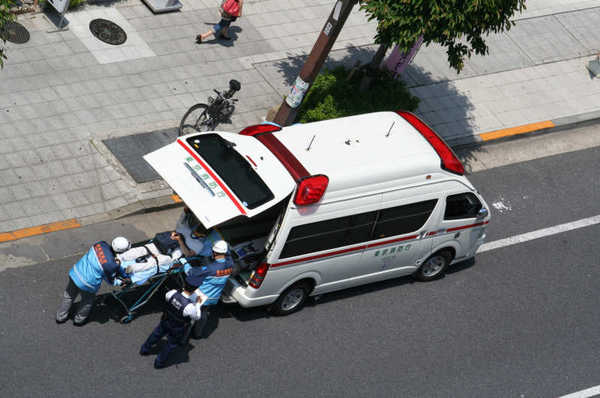 救护车和急救队员图片-救护活动中的救护车和急救队员素材-高清图片 ...