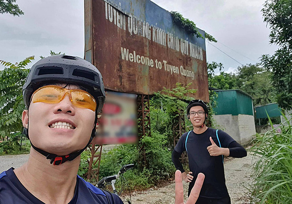 Xuân Trường chụp ảnh check-in khi đạp xe về đến Tuyên Quang. Ảnh: LXT.