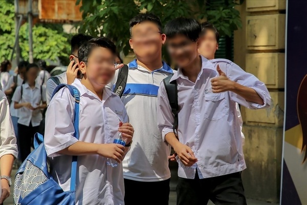        
Thí sinh tham dự kì thi vào lớp 10 THPT công lập tại Hà Nội. (Ảnh: Nam Phương)