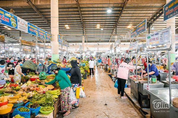 Người Đà Nẵng đi chợ trong ngày đầu tiên áp dụng kiểm soát phiếu chẵn, lẻ 12