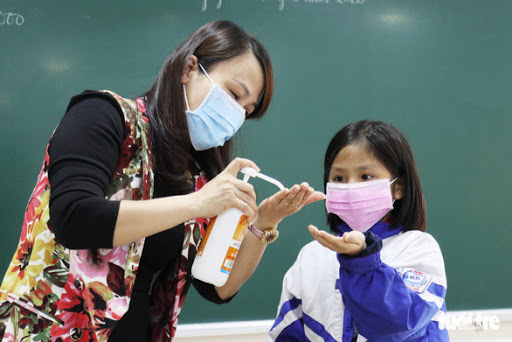 Hà Nội: Các trường cho học sinh rửa tay sát khuẩn trước khi vào ...