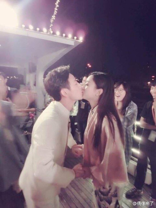  
Nụ hôn của Hà Cảnh và Triệu Lệ Dĩnh mặc dù chỉ là thử thách nhưng cũng gặp không ít phản ứng trái chiều (Ảnh Weibo)