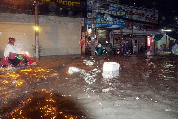Người Sài Gòn vật lộn với nước ngập trên đường lúc nửa đêm - 1