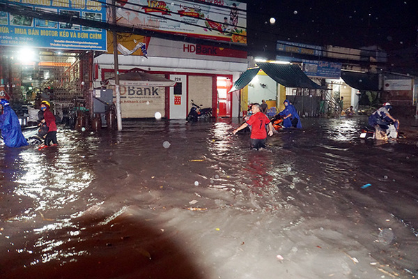 Người Sài Gòn vật lộn với nước ngập trên đường lúc nửa đêm - 3
