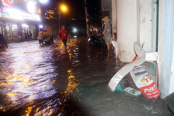 Người Sài Gòn vật lộn với nước ngập trên đường lúc nửa đêm - 8