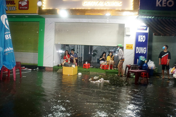 Người Sài Gòn vật lộn với nước ngập trên đường lúc nửa đêm - 9