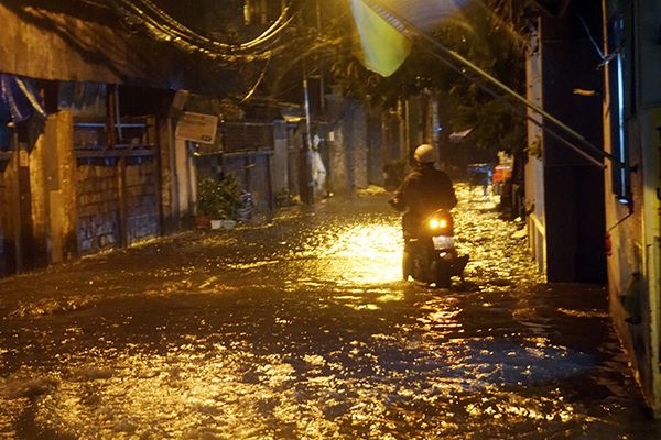 Người Sài Gòn vật lộn với nước ngập trên đường lúc nửa đêm - 12