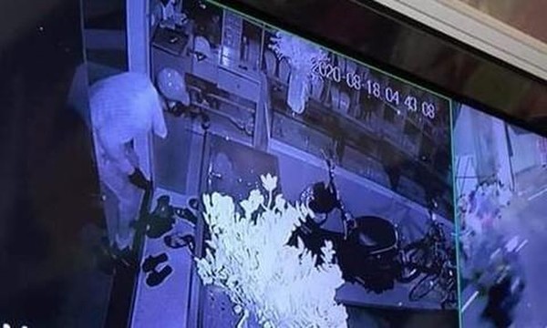 
Hình ảnh nghi phạm đang tiến hành trộm vàng được trích xuất từ camera an ninh. (Ảnh: CA TPHCM)