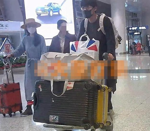  
Hình ảnh gia đình Ngô Thiến và Trương Kiếm Vũ tại sân bay (Ảnh Weibo)