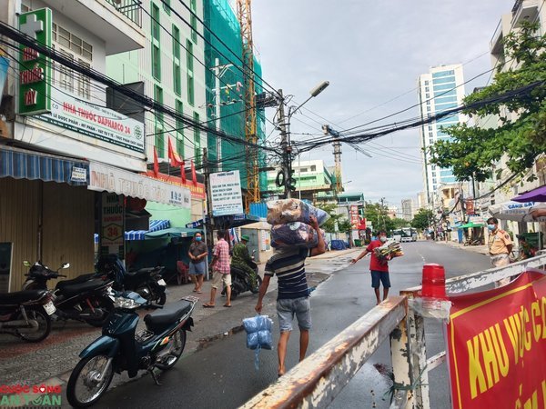 Những "người vận chuyển" dễ thương trong khu cách ly tại Đà Nẵng