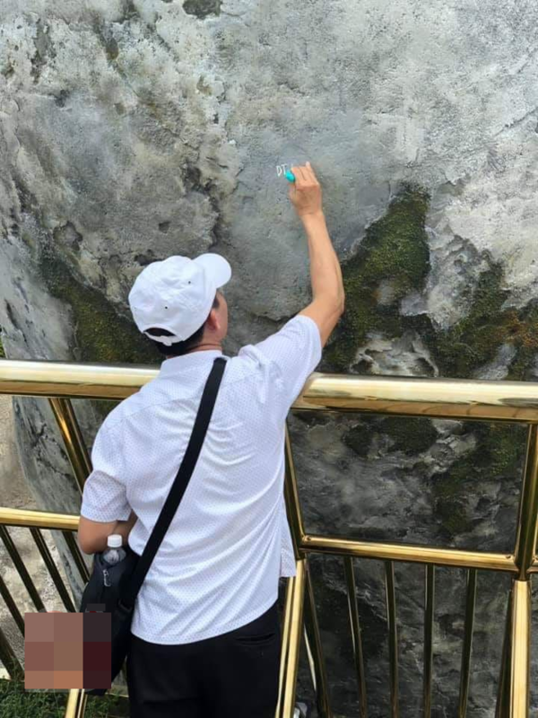  
Một thanh niên đem bút xoá lên vẽ bậy ở Cầu Vàng Đà Nẵng. (Ảnh: BeatVN)