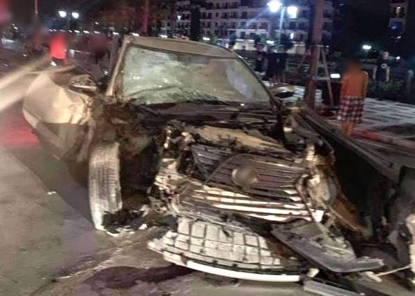       
Chiếc xe sang bị biến dạng hoàn toàn sau vụ tai nạn (Ảnh: VTC)