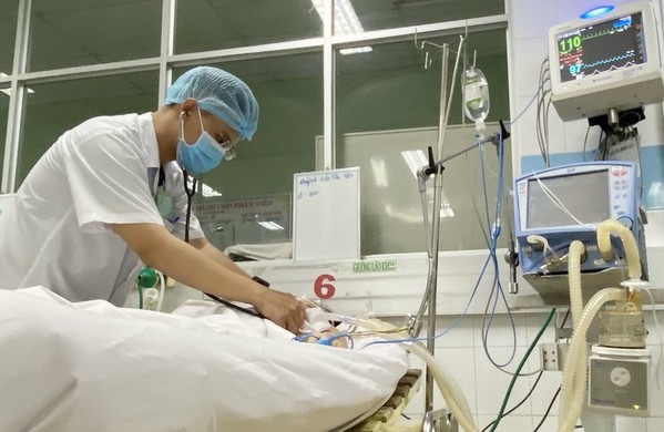     
Nữ bệnh nhân nguy kịch sau khi ăn Pate Minh Chay hiện tại đang điều trị tại Bệnh viện Bệnh nhiệt đới, TP.HCM. (Ảnh: Thanh Niên)
