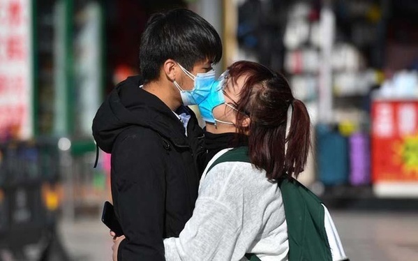  
Theo bà Theresa Tam, các cặp đôi có thể bỏ qua nụ hôn, tránh tiếp xúc gần để phòng lây nhiễm Covid-19. (Ảnh minh họa: Sina)