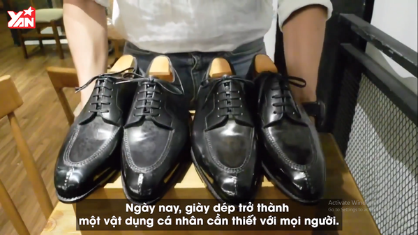  
Những đôi giày kiểu cách và chắc nịch do tự tay anh chủ đóng - Ảnh cắt từ clip
