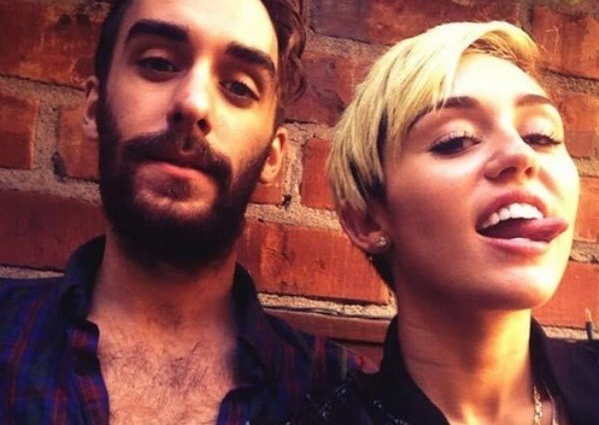  
Miley Cyrus và anh chàng trợ lý bạn thân nổi loạn chẳng kém mình (Ảnh: IGNV)