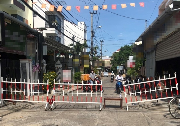    
Một khu phố ở tỉnh Quảng Nam được lập chốt chặn. (Ảnh: Báo Tin Tức)