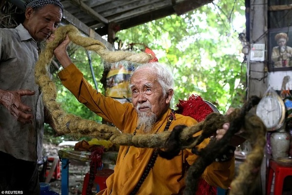 Báo Anh viết về cụ ông 92 tuổi người Việt không cắt tóc suốt 80 năm qua - 1