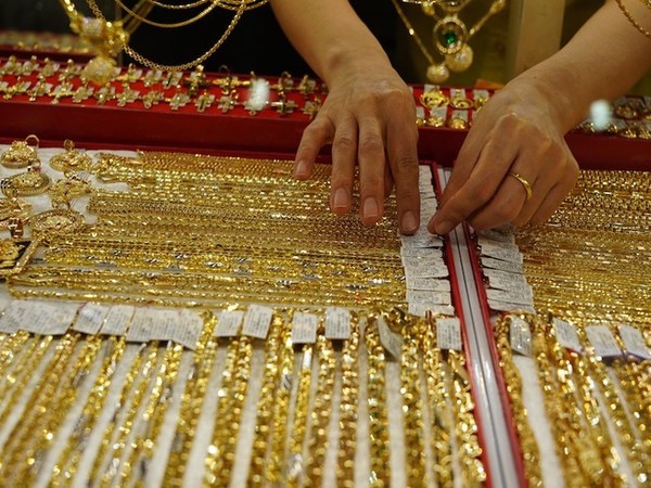 
Các mặt hàng trang sức bằng vàng được bày bán tại cửa hàng (Ảnh: Pháp luật)