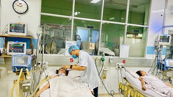       
Bệnh nhân ngộ độc botulinum liên quan việc sử dụng pate Minh Chay điều trị trong bệnh viện. (Ảnh: Thanh Niên).