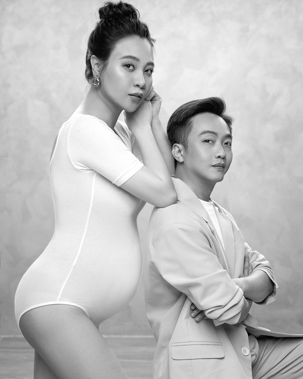 Đàm Thu Trang đã khoe ảnh đang mang thai chụp cùng chồng lên trang cá nhân với dòng trạng thái: "Surprise" (Ảnh: FBNV)