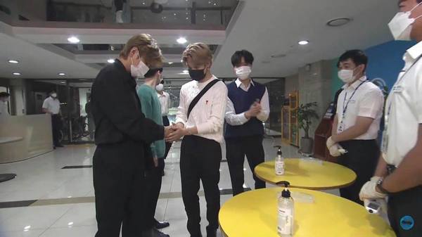  
BTS tuân thủ quy trình rửa tay tại đài KBS. Ảnh: Chụp màn hình