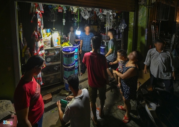  
Nhiều người đến cửa hàng đồ điện để mua bóng đèn về sử dụng (Ảnh: Zing)