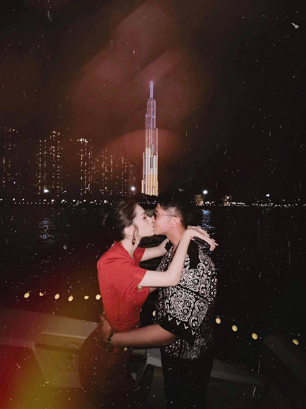  
Theo quản lý của Hương Giang, từ lúc bắt đầu tiệc cả hai thường xuyên hôn nhau bất chấp mọi ánh nhìn, hôn từ chiều cho đến tối. (Ảnh: FBNV) - Tin sao Viet - Tin tuc sao Viet - Scandal sao Viet - Tin tuc cua Sao - Tin cua Sao