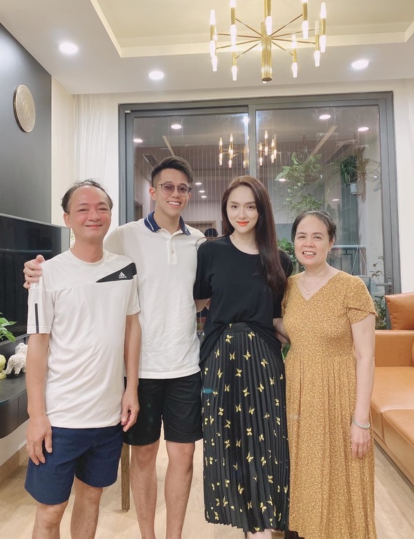  
CEO Matt Liu đã ra mắt gia đình bạn gái ở Hà Nội. (Ảnh: FBNV) - Tin sao Viet - Tin tuc sao Viet - Scandal sao Viet - Tin tuc cua Sao - Tin cua Sao