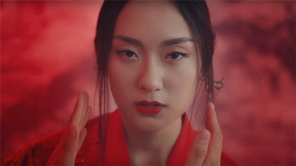  
Vẻ đẹp đậm chất Á Đông của Thu Anh trong MV Lạc Trôi - Ảnh cắt từ clip