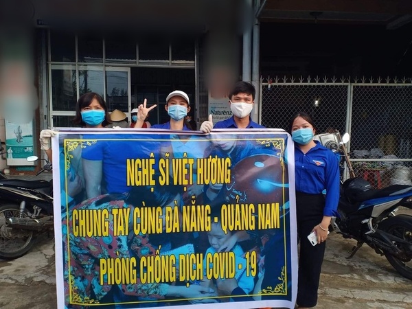  
Vài tháng qua Việt Hương đã có rất nhiều hoạt động kết hợp với các tổ chức để hỗ trợ người dân tại những địa điểm có dịch bệnh. (Ảnh: FBNV) - Tin sao Viet - Tin tuc sao Viet - Scandal sao Viet - Tin tuc cua Sao - Tin cua Sao