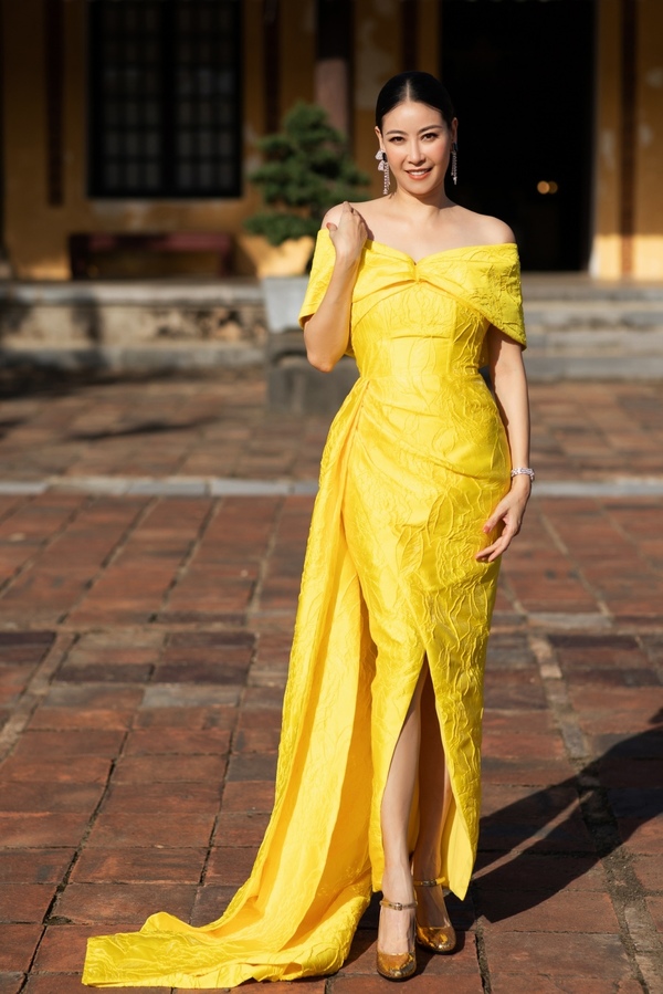  
Hoa hậu Hà Kiều Anh chọn váy bẹt vai quyến rũ.