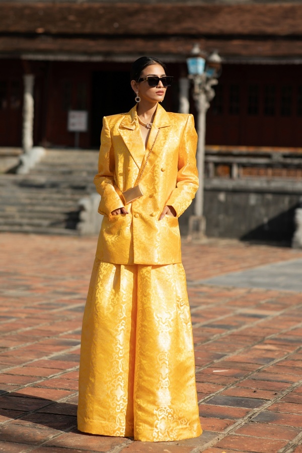  
Trương Thị May không chọn đầm điệu đà mà lại diện quần rộng kết hợp với vest họa tiết.