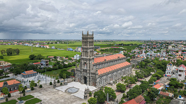  
Đền Thánh Sa Châu nổi tiếng ở Nam Định. 