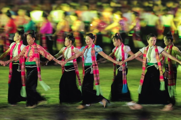 Lễ hội văn hóa, du lịch Mường Lò và khám phá Danh thắng Quốc gia ruộng bậc thang Mù Cang Chải là sản phẩm văn hóa du lịch đặc sắc của tỉnh Yên Bái từ nhiều năm nay.
