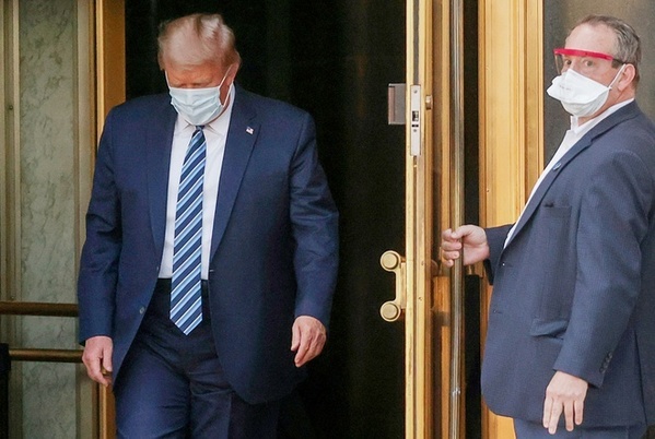  
Ông Trump đeo khẩu trang khi xuất viện. (Ảnh: Reuters)