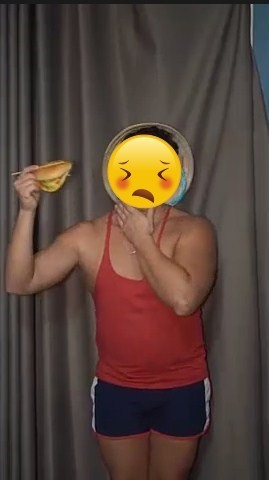 
C.R dùng đũa ăn hamburger nhái lại một clip quảng cáo nước ngoài. (Ảnh: Chụp màn hình)