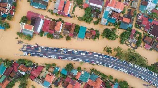  
Nhiều nơi nước ngập đến nóc nhà tại miền Trung  (Ảnh: VTV.vn)