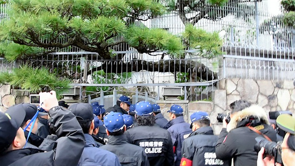 Cảnh sát Nhật bao vây nhà một ông trùm Yakuza  vào năm 2017. Ảnh: Asahi