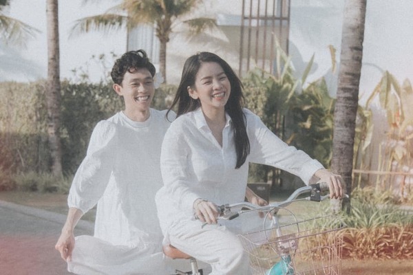
Bằng chứng là trong một chuyến du lịch, Hồng Thanh đã mặc váy nữ và thích thú khi được bạn gái chở trên chiếc xe đạp (Ảnh: FBNV) - Tin sao Viet - Tin tuc sao Viet - Scandal sao Viet - Tin tuc cua Sao - Tin cua Sao