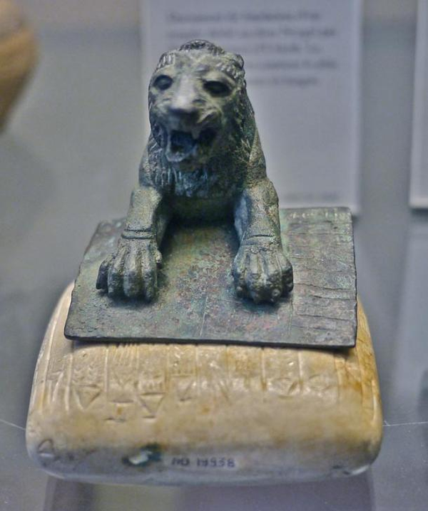  
Sư tử và tấm bia đá khắc ngôn ngữ Hurrian - Ảnh Archeology World
