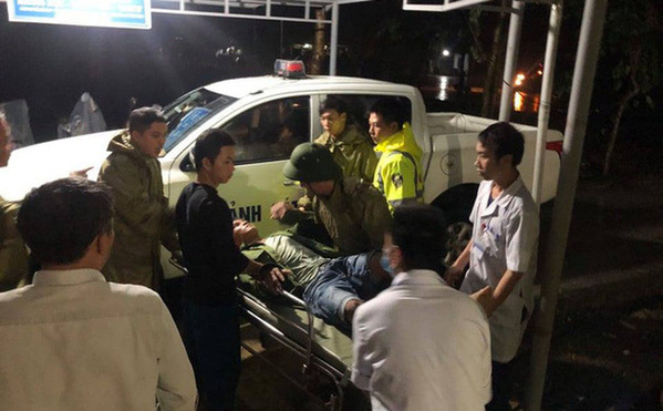  
Lực lượng cứu hộ đưa người bị nạn đến bệnh viện. (Ảnh: VTC).