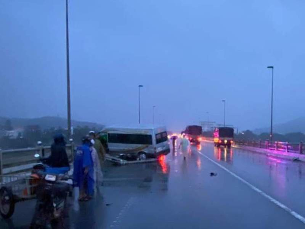  
Vụ tai nạn liên hoàn giữa xe khách với 4 chiếc xe khác (Ảnh: VTV.vn)