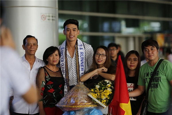 Á vương Thuận Nguyễn mặt mộc vẫn điển trai ngời ngời ở sân bay