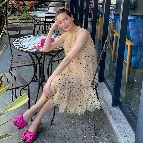 Trang phục quen thuộc, váy suông rộng của cô trong vài tháng qua. (Ảnh: Instagram) - Tin sao Viet - Tin tuc sao Viet - Scandal sao Viet - Tin tuc cua Sao - Tin cua Sao